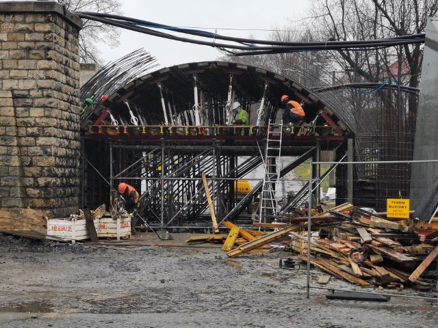 Zabytkowy wiadukt na ul. Siennej w Chrzanowie został wyburzony. Trwa budowa nowego