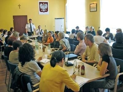 Podczas zorganizowanej przez Wydział Prewencji KPP w Myślenicach konferencji dla nauczycieli i pedagogów poświęconej problemowi narkomanii głos zabierał m.in. z-ca komendanta nadkom. Robert Biela FOT. KPP W MYŚLENICACH