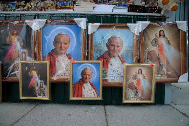 Obrazy, obrazki, medaliki ze świętym Janem Pawłem II kupują w Łagiewnikach również ci, którzy byli na jego kanonizacji w Watykanie