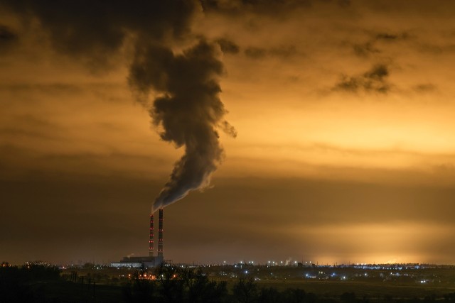 Choć w Polsce ograniczono emisję zanieczyszczeń przemysłowych, wciąż są one poważnym problemem zwłaszcza na terenach o dużej koncentracji zakładów.