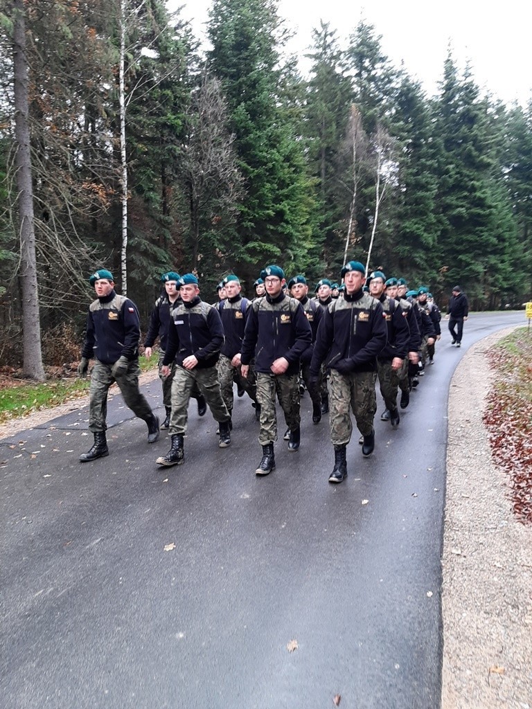 Partyzanckie zaduszki uczniów ze Skarżyska. To już VII rajd klasy wojskowej Zespołu Szkół Transportowo-Mechatronicznych 