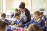 Jak wygląda szkoła w Wielkiej Brytanii? Krótszy obowiązek nauki i mundurki przez całą obowiązkową edukację. Co jeszcze warto wiedzieć?