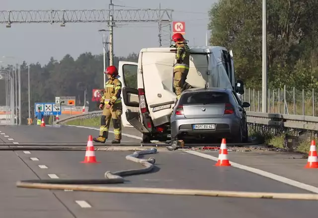 W wyniku wypadku rozszczelniła się butla z acetylenem przewożona busem. Droga była całkowicie zablokowana