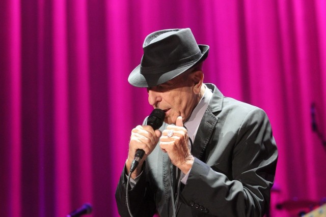 Leonard Cohen długo żegnał się z publicznością podczas koncertu w Łodzi.