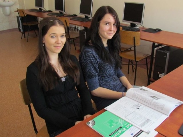 Julia Lewandowska i Aleksandra Dzierżawska wraz ze swoimi kolegami z klasy uczestniczą w dodatkowych zajęciach
