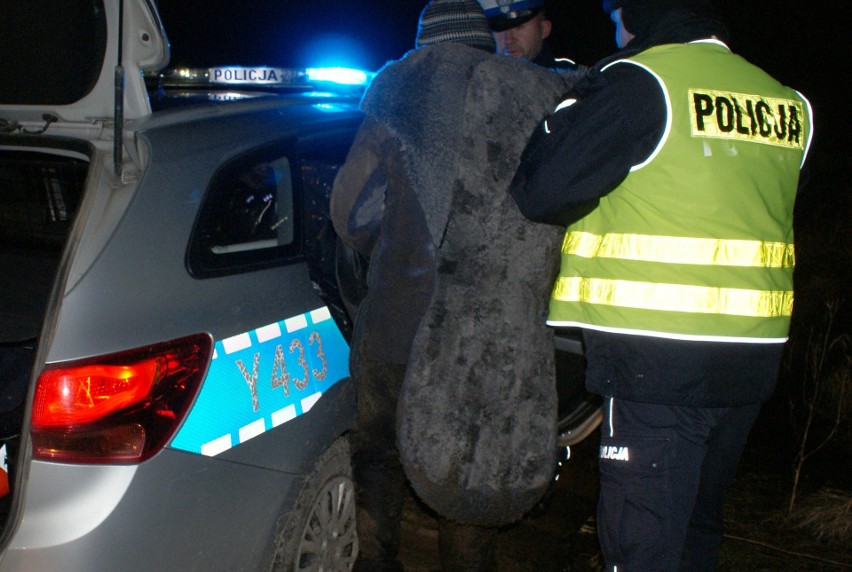 Myszyniec. Pościg za kierowcą mazdy. Rzucił się na policjantów ze śrubokrętem, padły strzały [ZDJĘCIA+WIDEO]