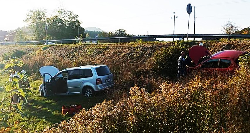 Wypadek na DK 28 pomiędzy Nowym Sączem i Grybowem. Dwa samochody rozbite w zderzeniu