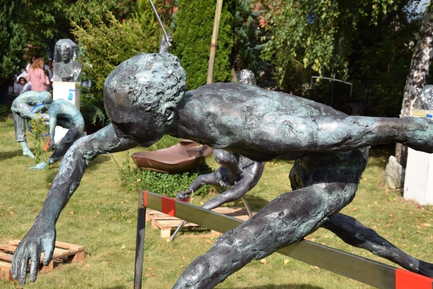 Rzeźby Jerzego Kędziory "spadły na ziemię" - jubileusz...