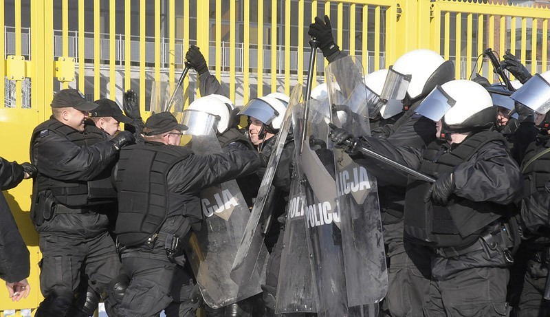 Ćwiczenia policji przed stadionem Zawisza