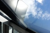 Folia przeciwsłoneczna na okno: co daje, jak ją przykleić – montaż krok po kroku. Ile kosztuje i czy warto ją montować?