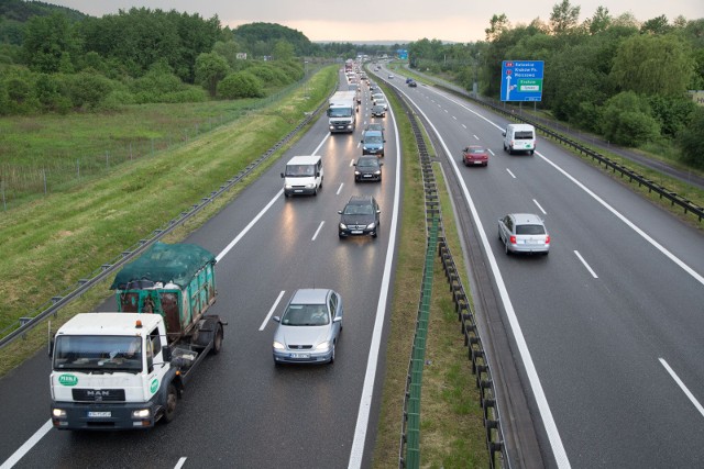 Wybierając się w podróż samochodem na długi majowy weekend, warto przypomnieć sobie podstawowe zasady bezpiecznej jazdy po autostradach.