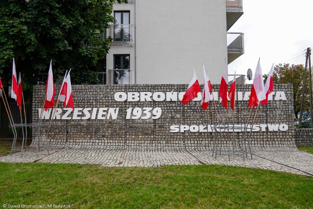 Uroczystość przy Pomniku Obrońców Białegostoku na Wysokim Stoczku rozpoczęła się o godz. 12. Hołd obrońcom miasta i wszystkim żołnierzom września oddali kombatanci, przedstawiciele władz oraz służby mundurowe. W imieniu Prezydenta Miasta kwiaty pod pomnikiem złożył zastępca prezydenta Przemysław Tuchliński.