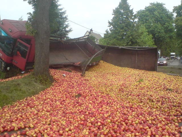 Transport jabłek przewrócił się w miejscowości Brzóza.