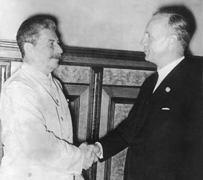 Józef Stalin (z lewej) i Joachim von Ribbentrop. Moskwa 23.08.1939