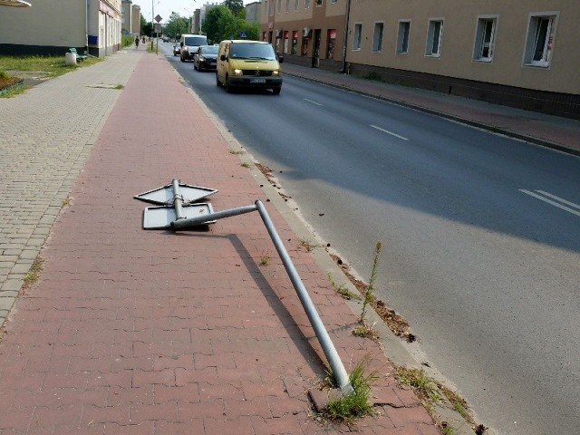 Przygięty znak drogowy na ścieżce rowerowej przy ulicy Popiełuszki. Drogowcy już się zajęli naprawą.