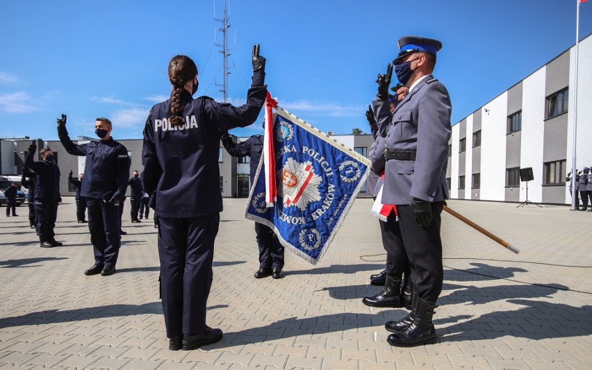 Kraków. Nowi funkcjonariusze w szeregach małopolskiej Policji. W tym osiem pań [ZDJĘCIA]