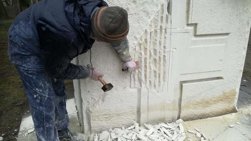 Likwidacja Pomnika Krzyża Grunwaldu w Ostrowcu. Zniknie napis, obelisk zostanie na miejscu