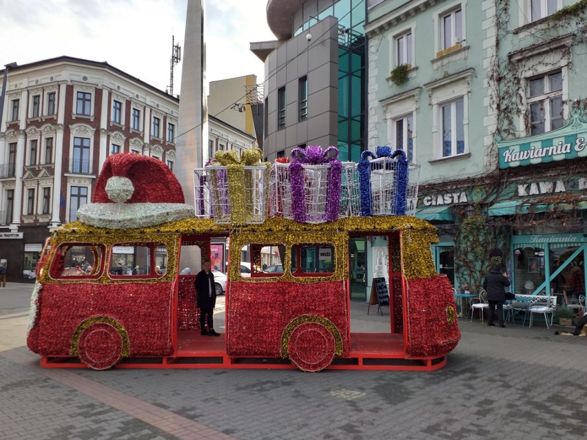 Na "Patelni" w Sosnowcu zaparkował świąteczny autobus ogórek