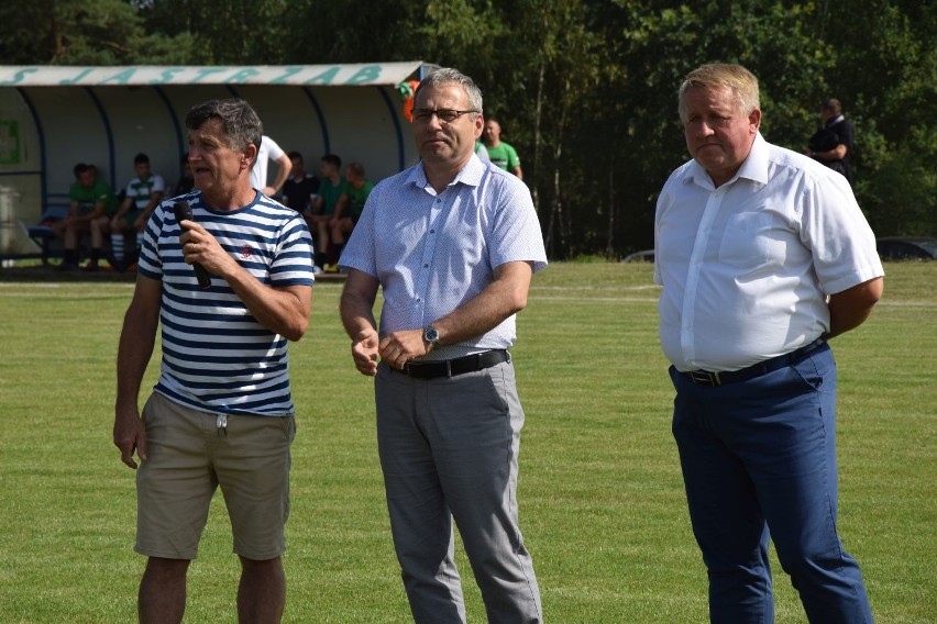 Piłka nożna. Derby powiatu szydłowieckiego w Klasie A. KS Jastrząb - Gryfia Mirów 1:1 ZDJĘCIA