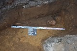 30 grobów ze szczątkami odkryto podczas remontu drogi w Porębie Żegoty. Droga biegnie przez cmentarz. Zobacz ZDJĘCIA