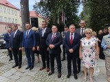 Obchody Święta Wojska Polskiego w Sandomierzu na Cmentarzu Katedralnym. Przy symbolicznych pomnikach złożono kwiaty i zapalono znicze