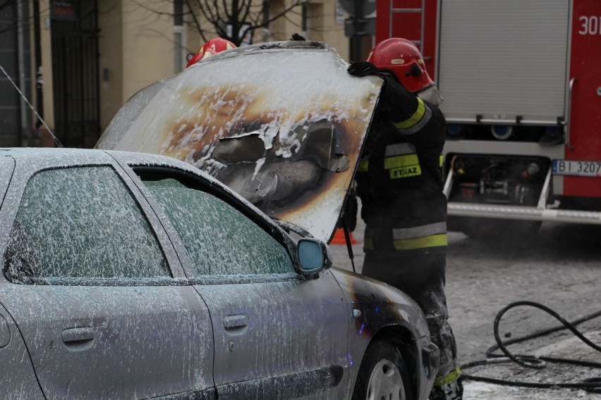 Białystok. Pożar auta w centrum miasta. Zapalił się citroen xsara (zdjęcia, wideo)