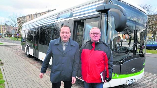 Szef KM Tomasz Merk (z lewej) i dyrektor techniczny Roman Romanów na tle autobusu elektrycznego firmy Solaris, jaki był dwa lata temu testowany w Szczecinku.