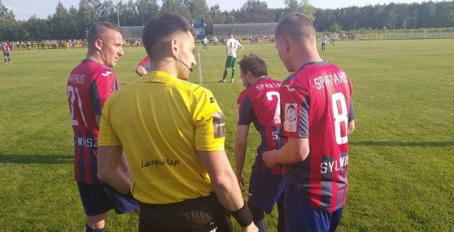 Mariusz Maciejski (z lewej) dał dobrą zmianę, wywalczył rzut karny, ale Spartakus przegrał z Podlasiem 1:2.