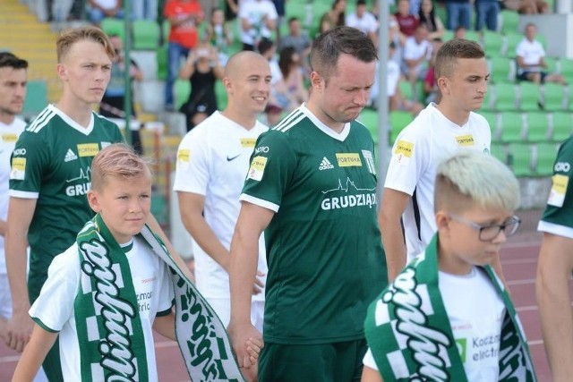 Warta Poznań (w białych strojach) w kolejnym meczu Fortuna 1 Ligi  przegrała z Olimpią w Grudziądzu 1:2.Zobacz kolejne zdjęcie. --->