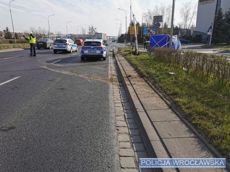 Śmiertelny wypadek na Psim Polu. Auto rozpadło się po uderzeniu w latarnię (ZDJĘCIA)