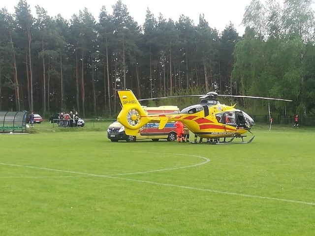 Chłopiec w poważnym stanie został przetransportowany śmigłowcem Lotniczego Pogotowia Ratunkowego do szpitala w Łodzi.