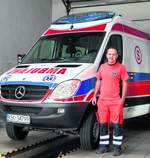 Nowoczesna karetka, która za kilka dni wyjedzie do pacjentów z Bochni, to szpital na kółkach  - mówi Tomasz Tabor, jeden z ratowników z bocheńskiego SOR. Pojazd posiada: 1 - ssak elektryczny, 2 - system, który ułatwia komunikację ze szpitalem, 3- defibrylator, 4-urządzenie EKG, 5-respirator