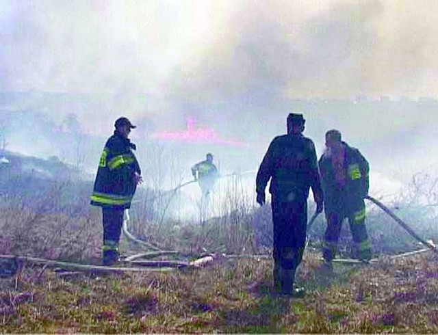 Wiosna 2009 roku. Suwalscy strażacy gaszą wielki pożar traw w sąsiedztwie ulicy Chopina. Przyczyną było podpalenie.