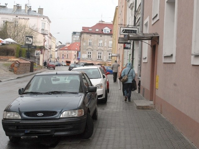 W ciągu dnia znalezienie wolnego, bezpłatnego miejsca w rejonie rzeszowskiego ratusza graniczy z cudem. Wszystkie okoliczne ulice są od rana zastawione samochodami, które w wielu przypadkach stoją tu przez cały dzień.