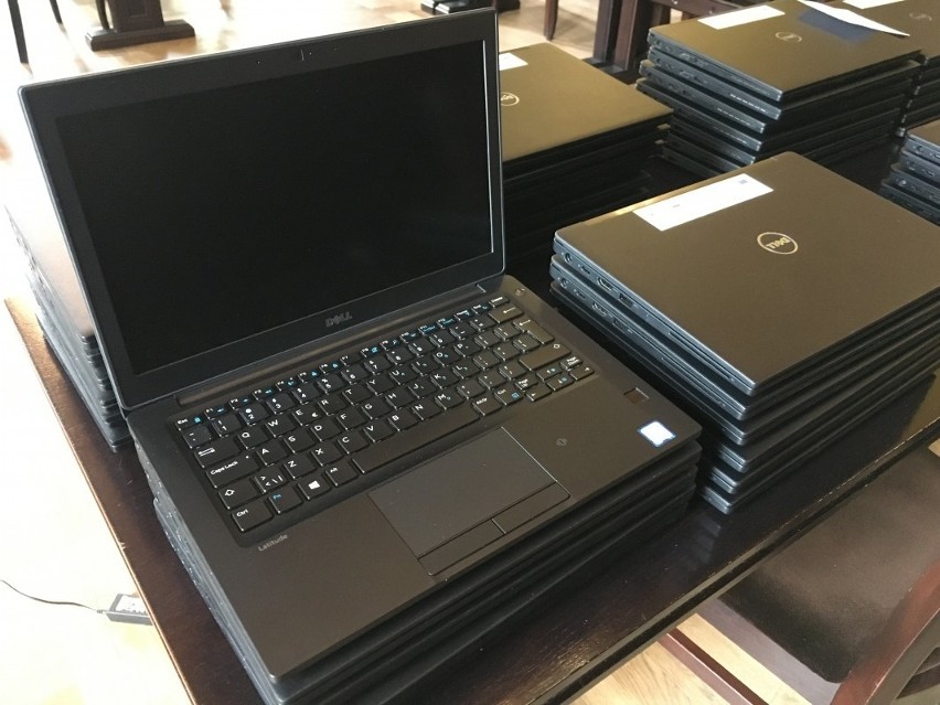 66 laptopów trafiło do szkół w gminie Bytów (zdjęcia)