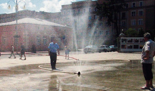 Mieszkańcy Częstochowy mogą się chłodzić przy strażackich wężach