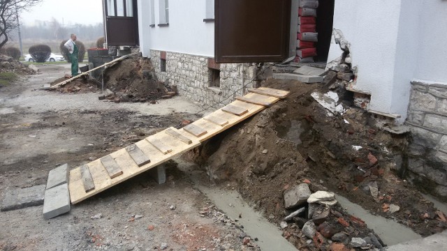 W Będzinie przy ul. Koszelew 2 trwa remont. Ocieplono już budynek, ale pozbawiono mieszkańców całego bloku schodów wejściowych do klatki