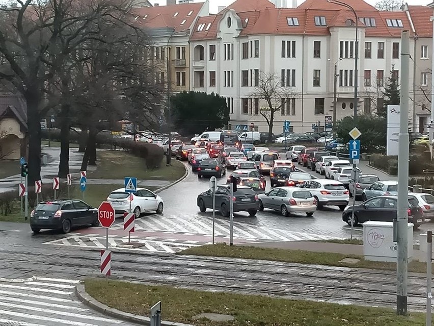 Wypadek autobusu MPK na Powstańców Śl. Potężne korki 