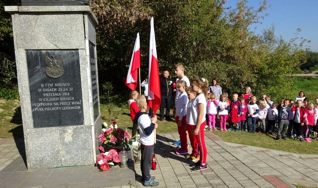 W programie imprezy znalazło się także spotkanie przed pomnikiem Marszałka Józefa Piłsudskiego w Opatowcu.