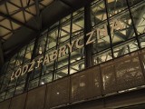 Napis Łódź Fabryczna zawisł nad wejściem do dworca