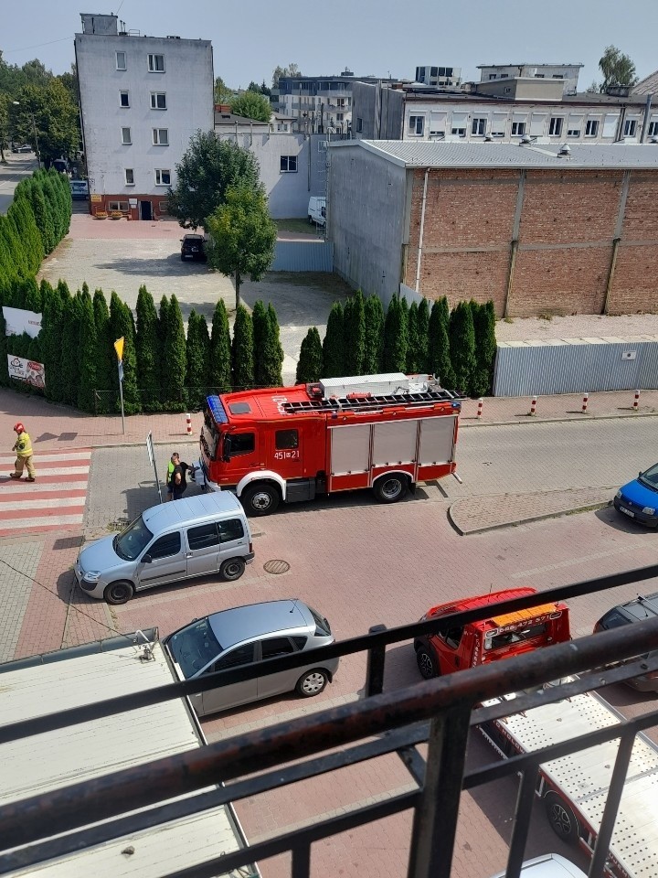 Groźny wypadek w centrum Grójca. Motocykl uderzył w bok ciężarówki, jego kierowca został ranny