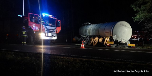 Do wypadku doszło w środę (22 stycznia) wieczorem na drodze wojewódzkiej 241. Kierowca cysterny wiozący 24 tony parafiny chciał skręcić w prawo w kierunku miejscowości Sipiory, jednak wjechał na przeciwległy pas jezdni i zderzył się lusterkiem z nadjeżdżającym z Kcyni ciężarowym Volvo. Kierowca cysterny wpadł do przydrożnego rowu i zawisł tyłem naczepy z parafiną.Strażacy kilka godzin wyciągali cysternę z gorącą parafiną z rowu. Na czas działań służb droga wojewódzka była zamknięta. W działaniach uczestniczyli strażacy z JRG nr 1 w Nakle nad Notecią oraz druhowie z OSP w Sipiorach i Kcyni. Okoliczności kolizji wyjaśniali na miejscu policjanci z Komisariatu Policji w Kcyni.