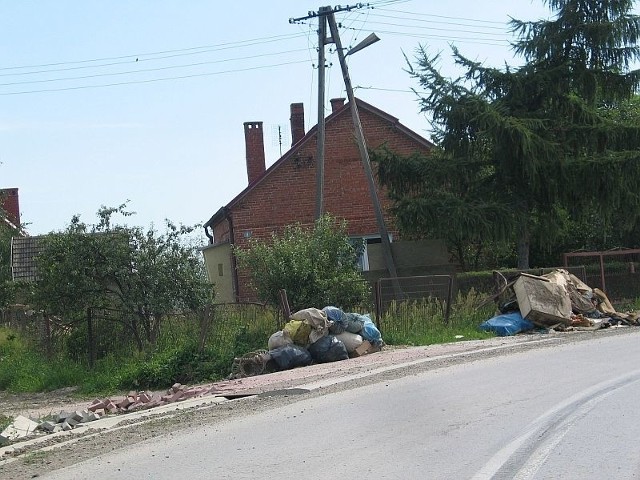 Dodatkowe wsparcie finansowe o jakie poprosiła starostę radna Halina Gołębiowska pomogłoby uporać się władzom gminy z zalegającymi na poboczu popowodziowymi odpadami. 