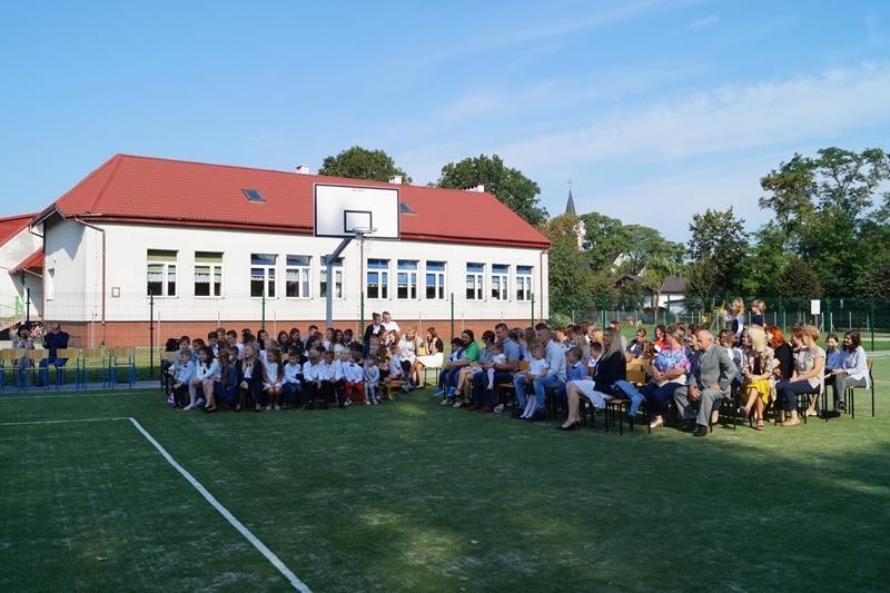 Przy szkole w Byczynie odnowili wielofunkcyjne boisko. Będzie gdzie ćwiczyć tężyznę!