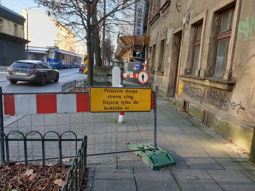 W rejonie ulicy Kościuszki grodzone są kolejne chodniki