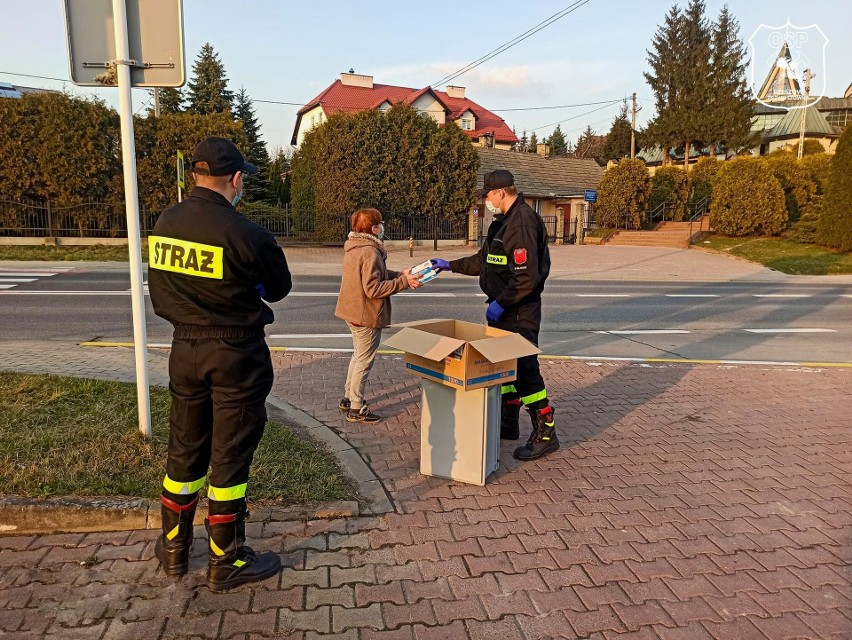 Koronawirus. W Rzeszowie strażacy z OSP rozdają za darmo maseczki [ZDJĘCIA]