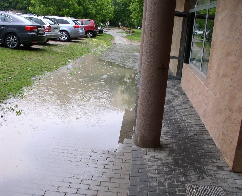 Ul. Waszyngtona w Białymstoku po opadach deszczu. Czytelniczka: Tsunami (zdjęcia, wideo)