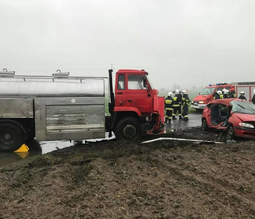 Lutynia: Renault wjechał pod nadjeżdżającą ciężarówkę - pasażerka zginęła na miejscu [ZDJĘCIA]