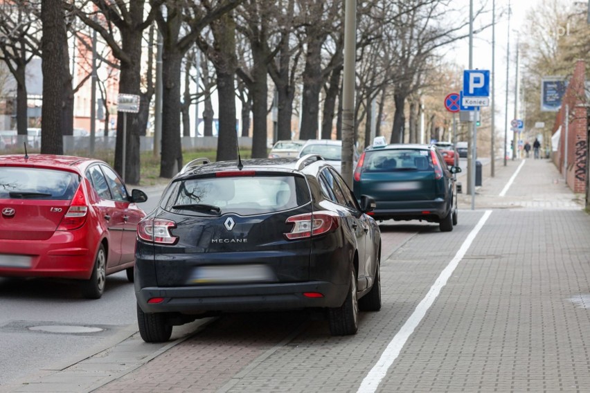 To miała być ścieżka rowerowa, jest parking rozszerzonej strefy SPP. Kręte drogi ku mobilności