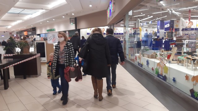 W sobotę 6 lutego już od rana w Centrum Handlowym M1 w Czeladzi pojawiło się wielu klientów. W sklepach galerii handlowej były kolejki Zobacz kolejne zdjęcia. Przesuń zdjęcia w prawo - wciśnij strzałkę lub przycisk NASTĘPNE